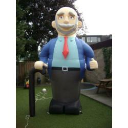 Abraham juichend 3,5 meter hoog armen omhoog