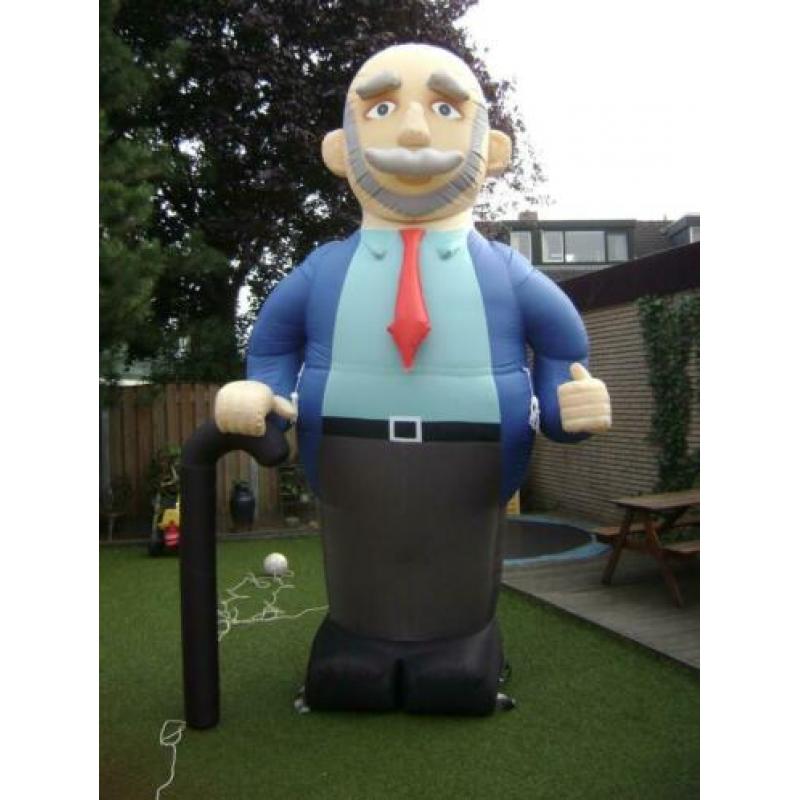 Abraham juichend 3,5 meter hoog armen omhoog