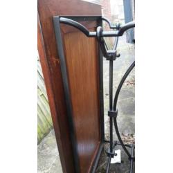 hardhouten salon tafel met fraai ijzen frame voor maar €50