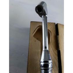 Antieke bandenspanningsmeter in houten doos