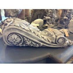 Console stoer en sober van beton, groot ornament VdlM