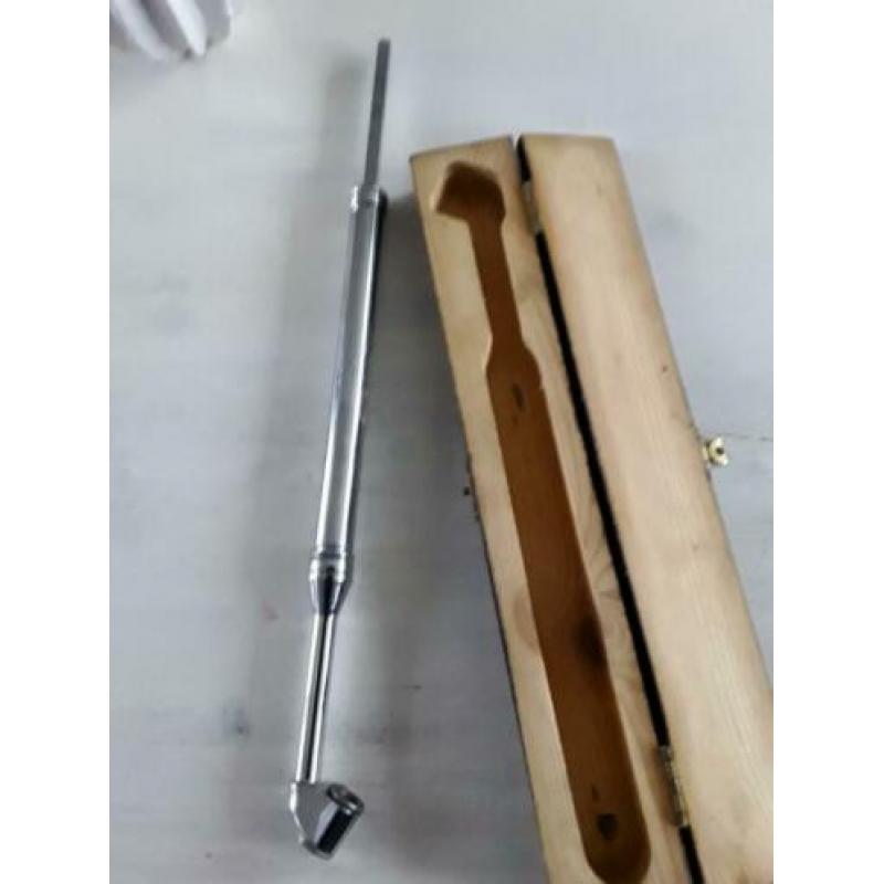 Antieke bandenspanningsmeter in houten doos