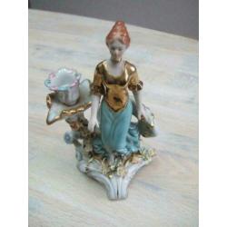 Mooie Meissen beeldje met vrouw en kandelaar