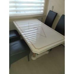 Eettafel zonder stoelen