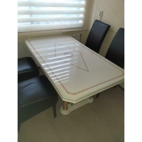 Eettafel zonder stoelen
