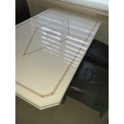 Eettafel zonder stoelen