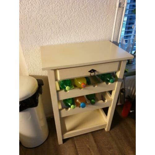 Keukentrolly met wijn of frisdrank rek