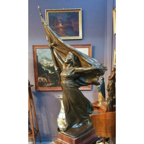 Groot museaal antiek bronzen beeld