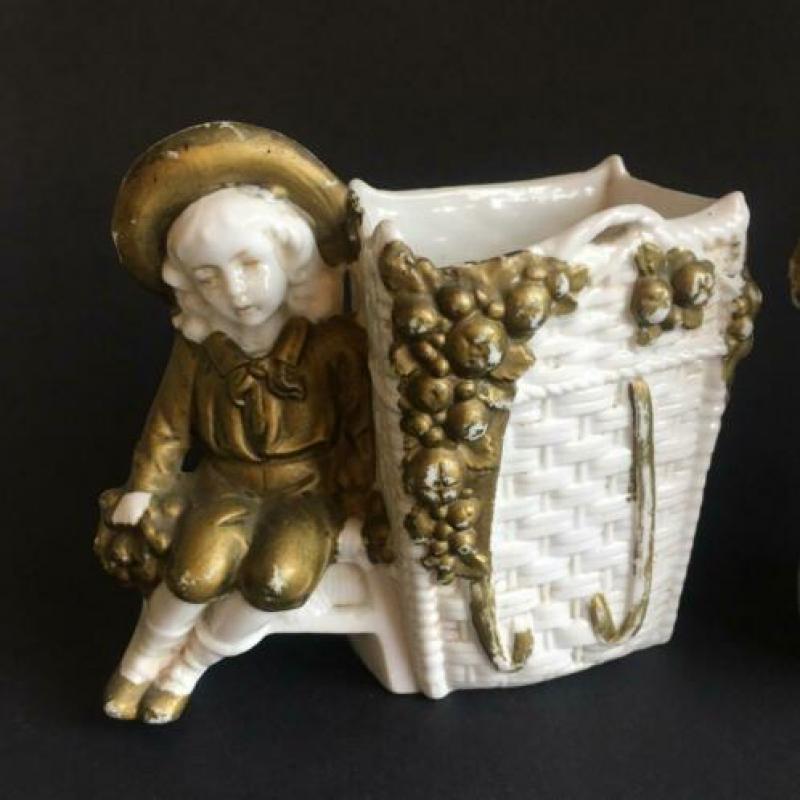 Twee antieke porseleinen beeldjes/ vaasjes
