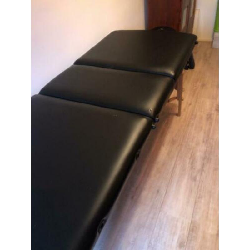 Zwarte inklapbare massage tafel kan omhoog bij het ruggedeel