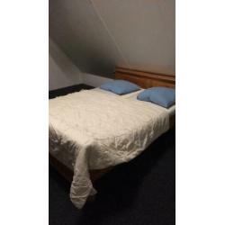Bed 2 pers, lattenbodem, matrassen, deken, kussens
