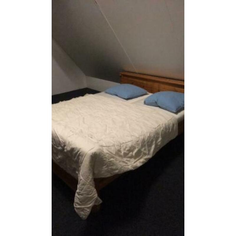 Bed 2 pers, lattenbodem, matrassen, deken, kussens