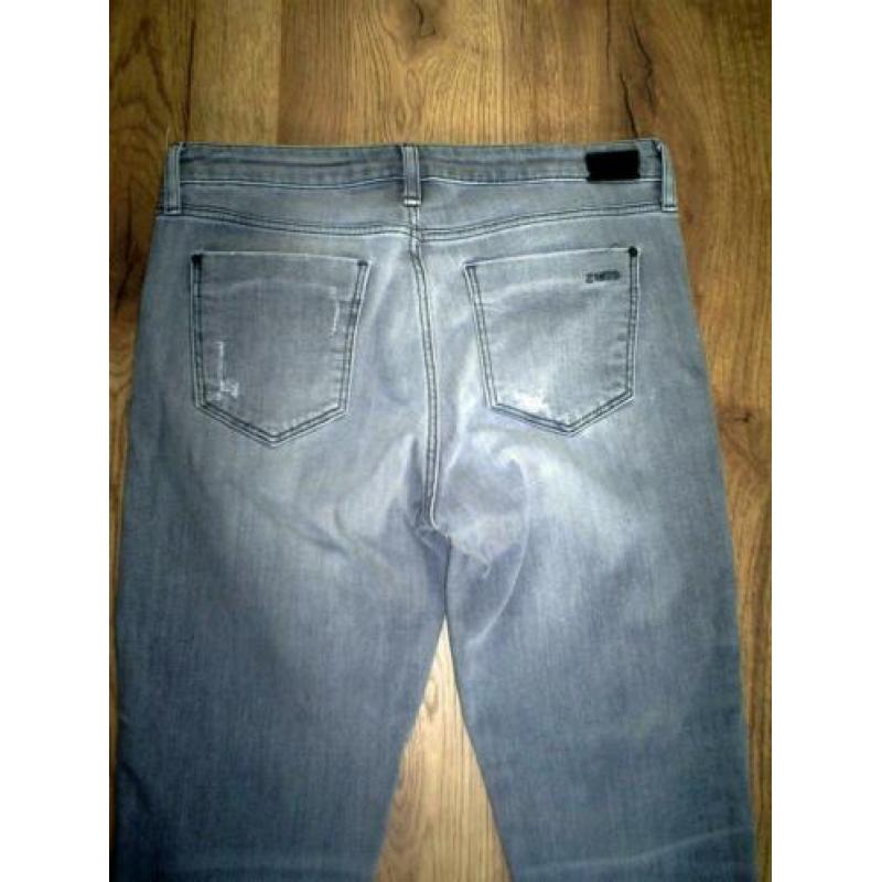 grijze ZARA spijkerbroek mt. 38 destroyed look