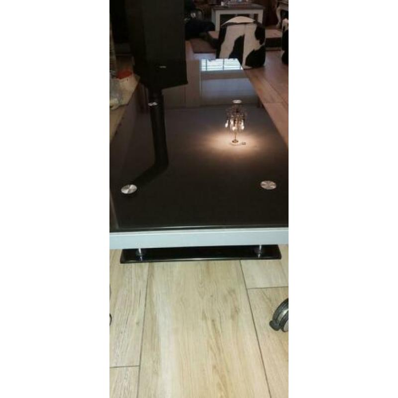 Tv meubel zwart glas met zwenkwielen