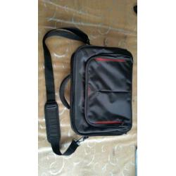 Te Koop! Twee laptop tassen, (1 x Targus (nieuw) en 1 x HP i