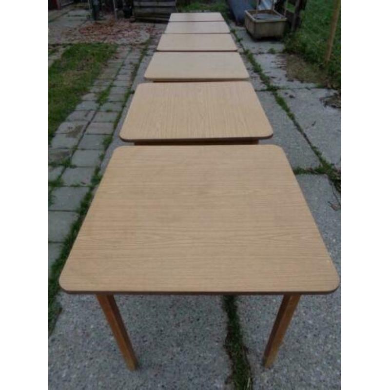 6 vierkanten knutseltafels / werktafels./ hobbytafels
