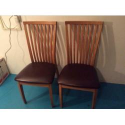 Twee houten keukentafel stoelen met leren zitvlak