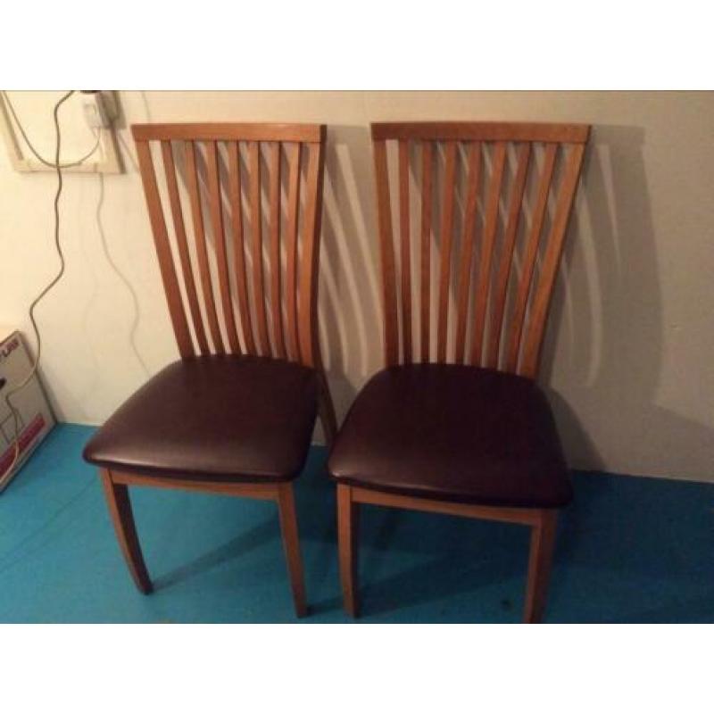 Twee houten keukentafel stoelen met leren zitvlak