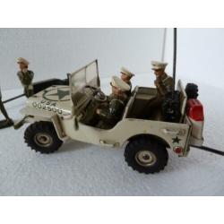 Arnold jeep in witte uitvoering en bemanning