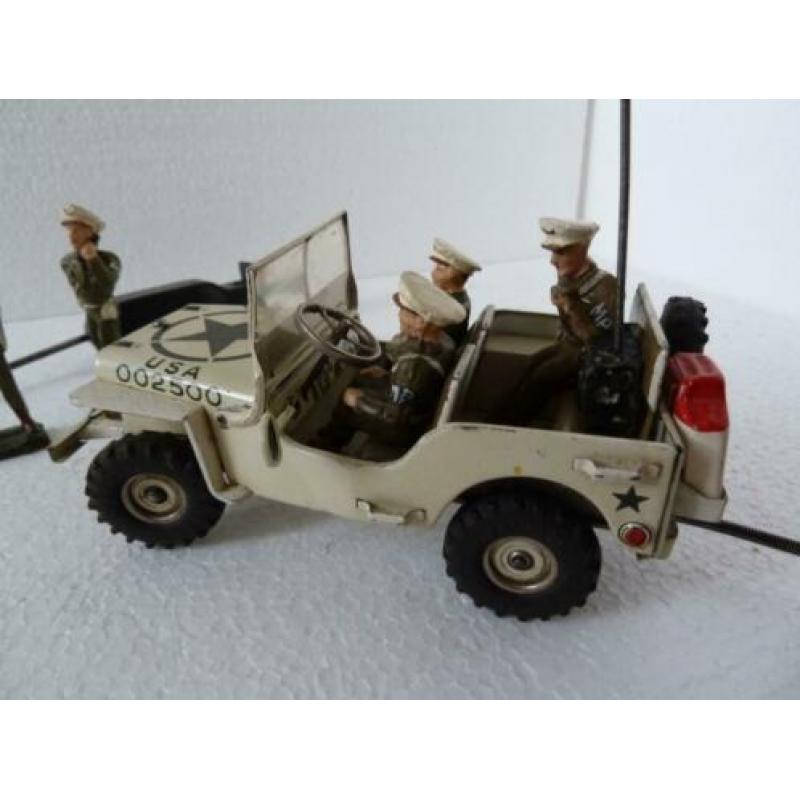 Arnold jeep in witte uitvoering en bemanning