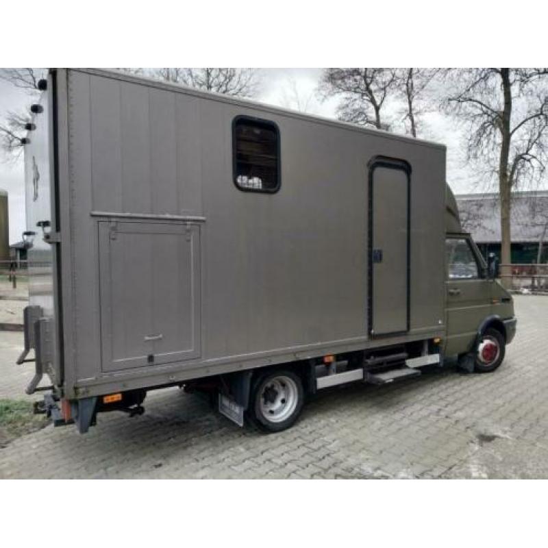 Iveco paardenvrachtwagen, twee paarden, b-rijbewijs