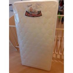 Baby ledikant met matras
