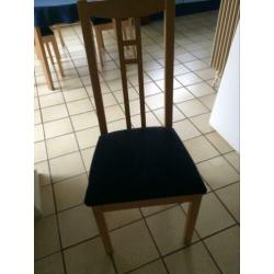 Ronde/ovale eettafel met vier stoelen