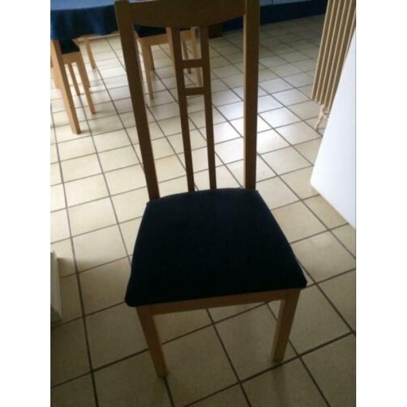 Ronde/ovale eettafel met vier stoelen