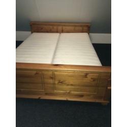 Bed 2 pers, lattenbodem, matrassen, deken, kussens