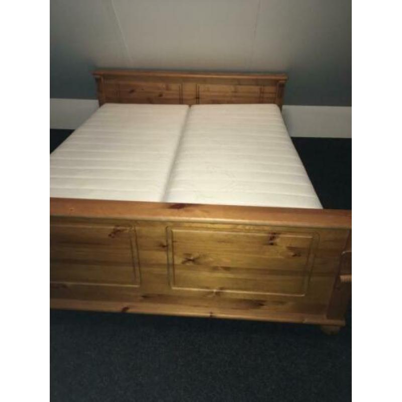 Bed 2 pers, lattenbodem, matrassen, deken, kussens
