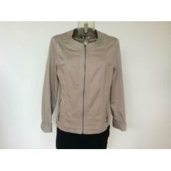 Mooi ecru/ beige getailleerd Witteveen jasje mt 42, L