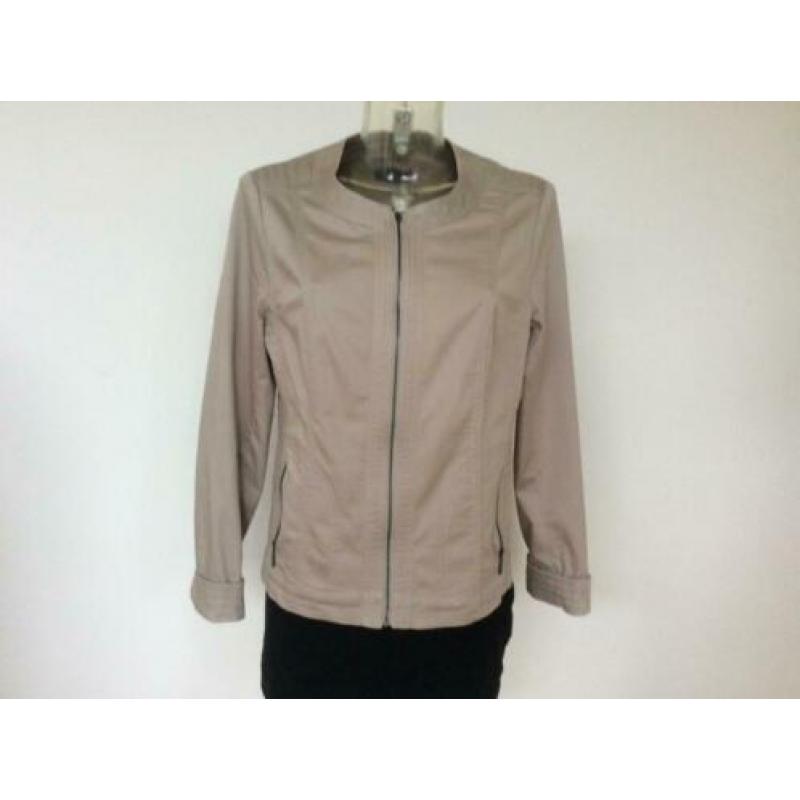 Mooi ecru/ beige getailleerd Witteveen jasje mt 42, L