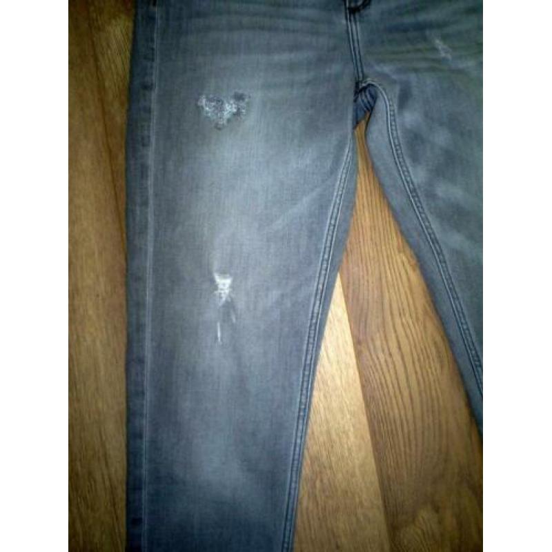 grijze ZARA spijkerbroek mt. 38 destroyed look