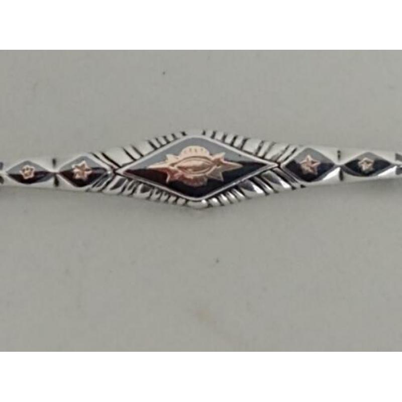 Zilveren broche met niello en verguld zilveren inleg