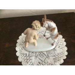 Porselein beeld geitje met kindje / putti