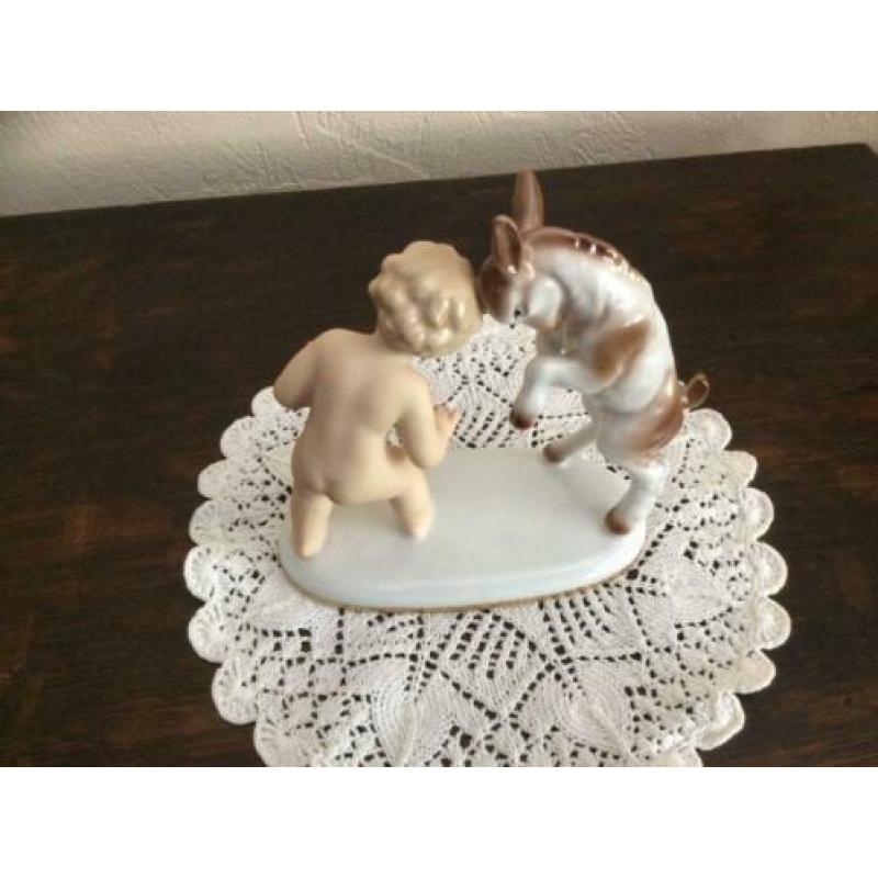 Porselein beeld geitje met kindje / putti