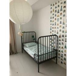 Stoer bed kind jongen meegroei