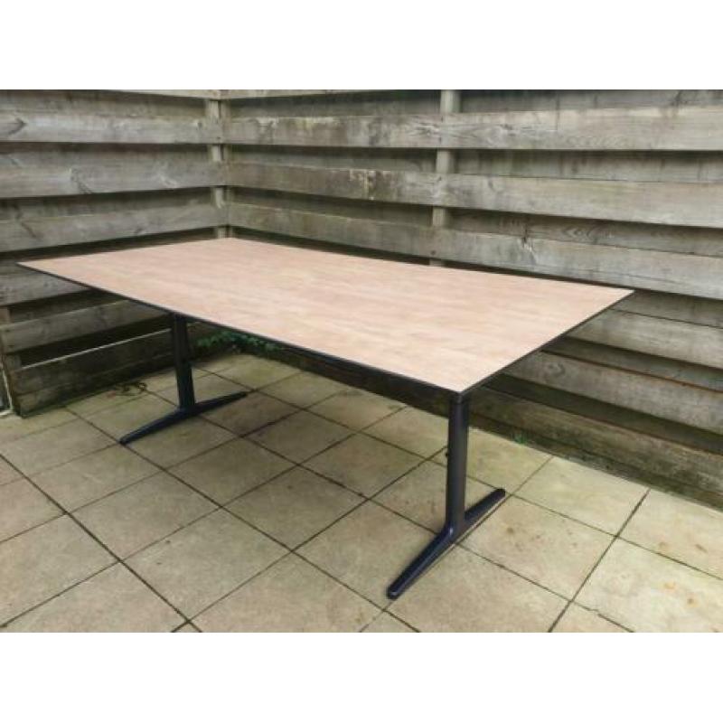 Ahrend bureau vergader tafel ( in hoogte verstelbaar )