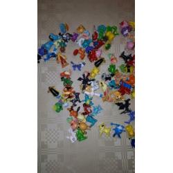 Pokemon poppetjes in koffer