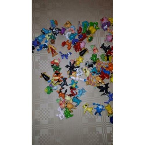 Pokemon poppetjes in koffer