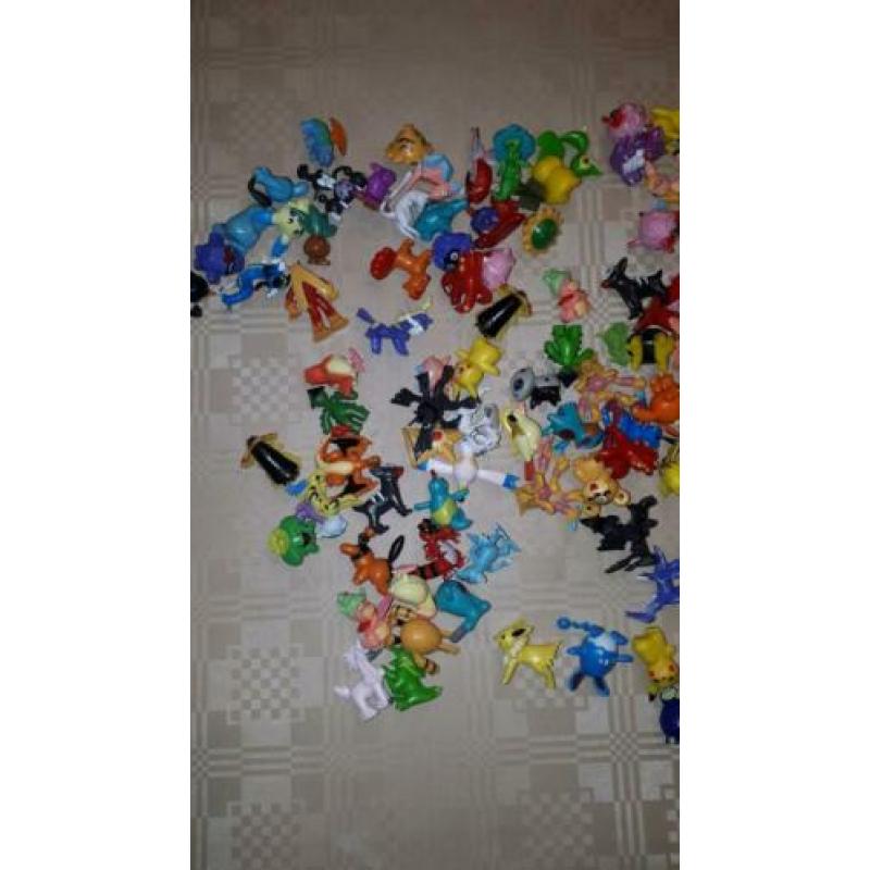 Pokemon poppetjes in koffer