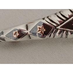 Zilveren broche met niello en verguld zilveren inleg