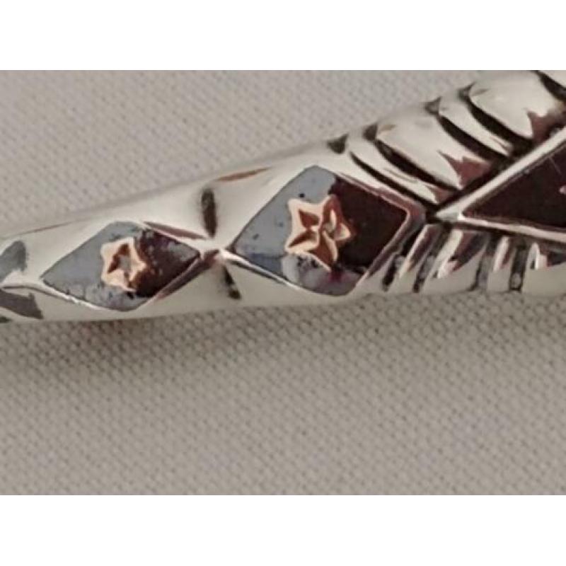 Zilveren broche met niello en verguld zilveren inleg