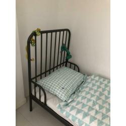 Stoer bed kind jongen meegroei