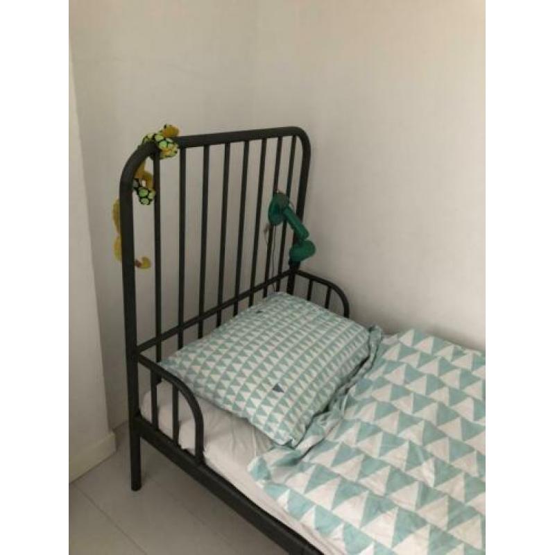 Stoer bed kind jongen meegroei