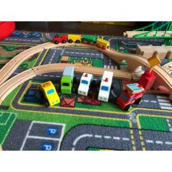 houten trein met rails, brug en blokken.