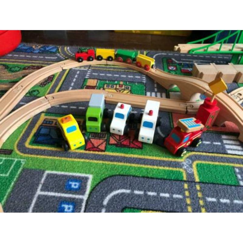 houten trein met rails, brug en blokken.