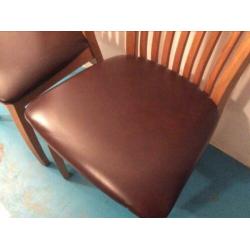 Twee houten keukentafel stoelen met leren zitvlak