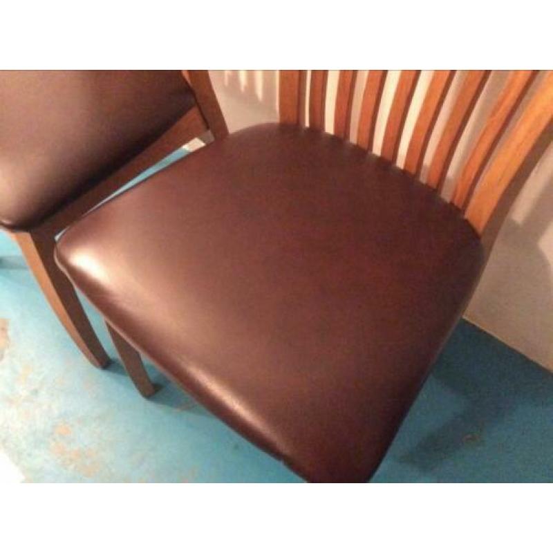 Twee houten keukentafel stoelen met leren zitvlak