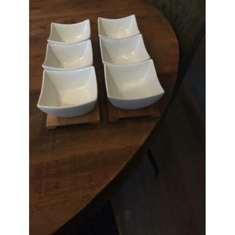 Sausbakjes/kommetjes op houten serveerplankje